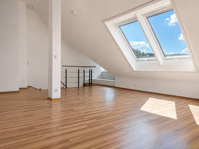 Modernisierte, helle 3 Zimmer DG-Maisonette-Wohnung mit EBK, Balkon, Stellplatz – Dachgeschoss (1/2)