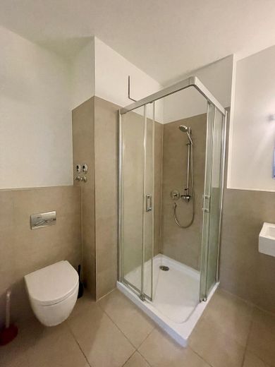provisionsfreie 2 Zimmer Wohnung in Living 108, sofort bezugfrei, Aufzug, Sportraum, Dachterrasse – Badezimmer mit Dusche