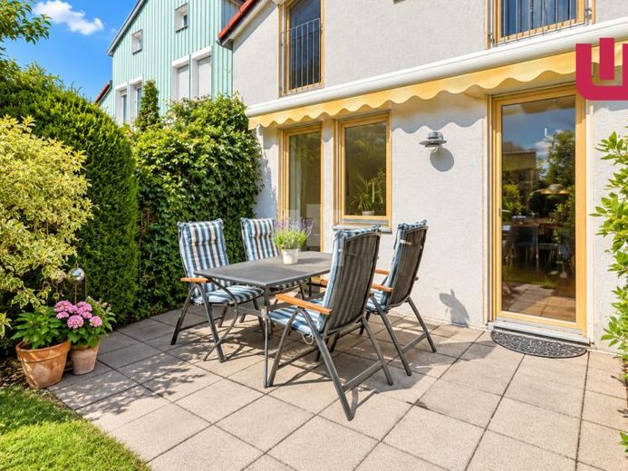 WINDISCH - Centrale e tranquilla: casa di città ben tenuta con giardino nel paese per famiglie di Gröbenzell – Foto 1