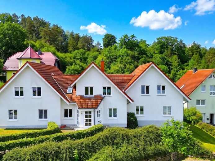 geräumige 4-Zimmer-Dachgeschosswohnung mit Balkon und Stellplatz in Diedorf – Foto 1