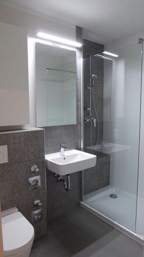 Top sanierte 1 ZKB Wohnung mit Balkon in Wiesbaden - Nordenstadt – Bad mit Dusche