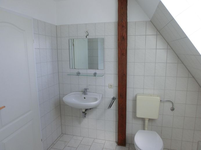 Schöne & helle 2-Zimmer-Wohnung mit Einbauküche - ab sofort verfügbar – Badezimmer