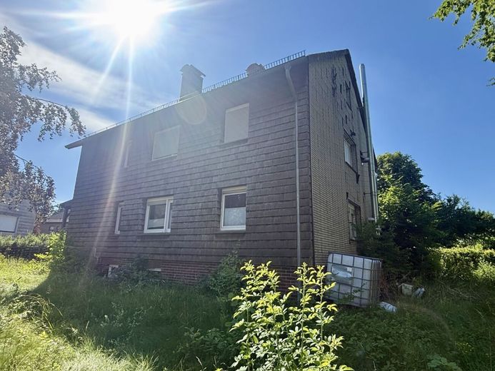 Ihre Chance: Dreifamilienhaus mit Garten, Balkon &amp; zwei freien Wohnungen – Garten ums Haus