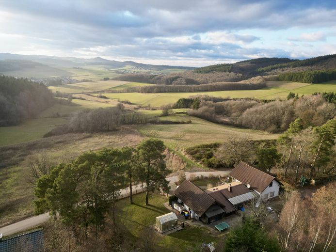 Fereinhaus Anwesen in exponierter Aussichtslage auf einem Höhenzug nahe Nürburgring provisionsfrei – Blick auf die Nürburg 