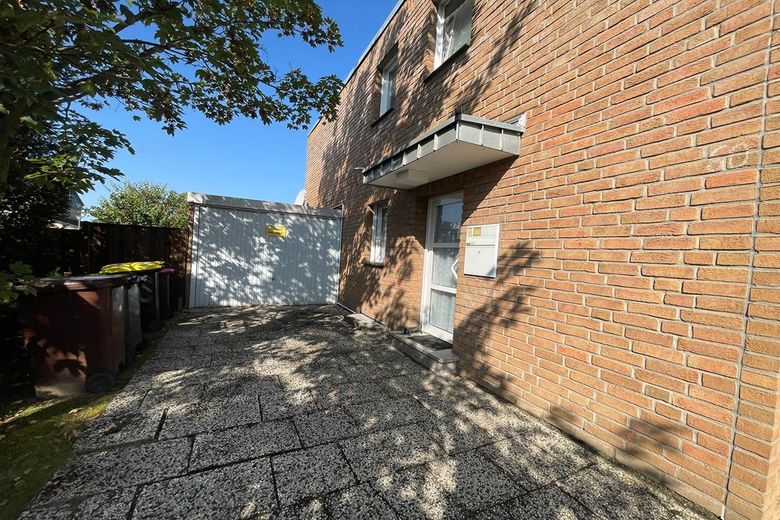 Ihr zukünftiges Zuhause mit Perspektive. Solide vermietet &amp; ideal für Familien in Pulheim-Sinnersdorf – Garagenzufahrt