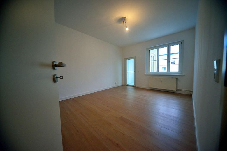 Helle Wohnung in Alt-Hohenschönhausen, 2 Zimmer, Einbauküche, Loggia – Wohnzimmer