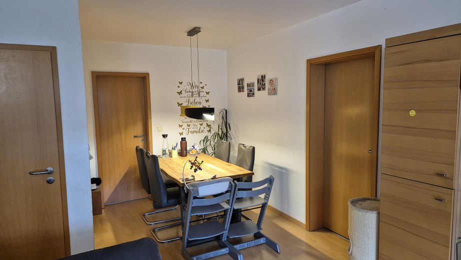 Приваблива 4-кімнатна квартира із садом і терасою в Радебойлі – Wohnzimmer