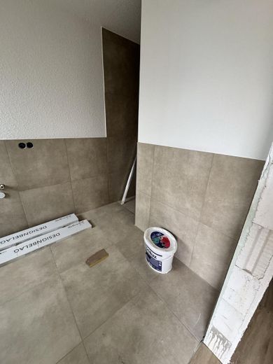 Hochwertige 3-Zimmer-Gartenwohnung mit Südterrasse, Designküche & Blick ins Grüne – Badfliesen im Ausbau