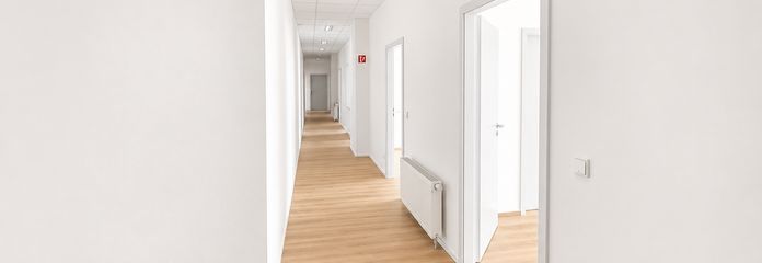 Oficina/consultorio renovado junto a la estación de Freital-Potschappel con 6 estancias!! – Eingangsbereich / Flur