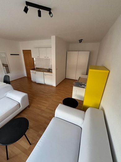 Apartamento amueblado de 1 habitación en Cospeda – Ubicación tranquila, buena conexión – Wohn- und Schlafbereich