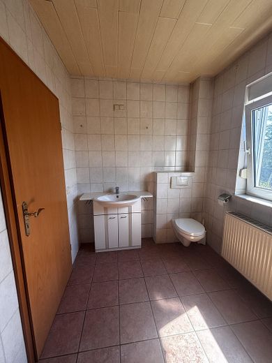 Geräumiger Bungalow mit ca. 194m² Gesamtfläche, Vollkeller und Garage – provisionsfrei – EG - Bad (1)