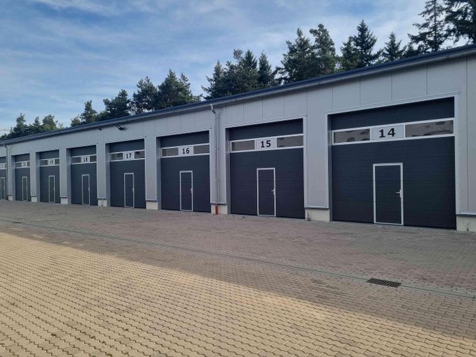 Kompakte Lagerhalle mit 55qm in zentraler Lage zu Vermieten! – Industrietore mit Lichtstreife