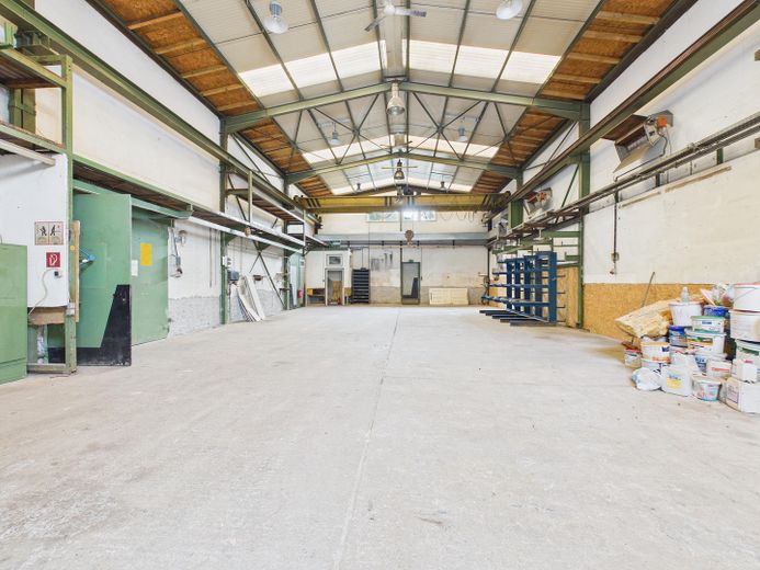 Ihre Gewerbliche Lagerfläche mit Büro – Haupthalle