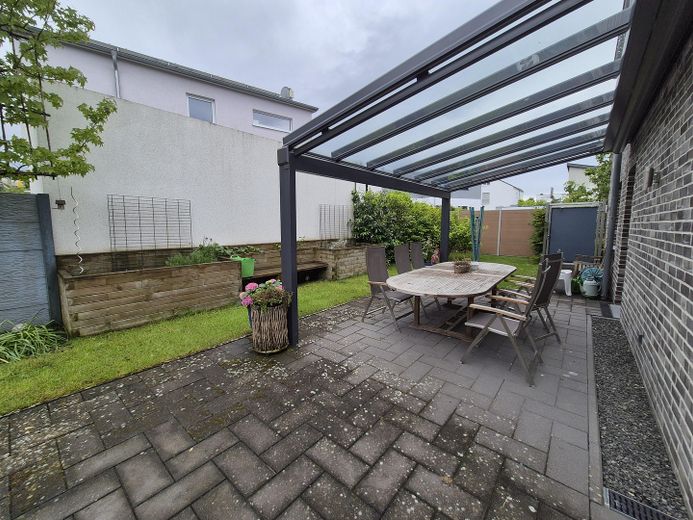 Modernes Wohnen für Familien: Freistehendes A+ Einfamilienhaus mit großzügigen Außenflächen – Terrasse