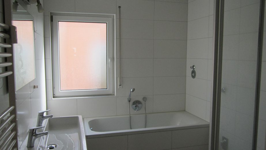 Zentrale ruhige 4,5-Zimmer-Wohnung mit großem Balkon 1. OG in Herrenberg Ziegelfeld von privat – Bad Badewanne