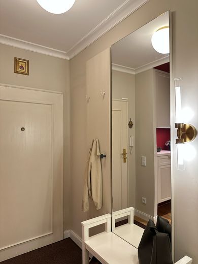 Saniert & bezugsfrei in Westend: 130 m², 2 Balkone, 2 Bäder, Stellplatz – provisionsfrei – Flur