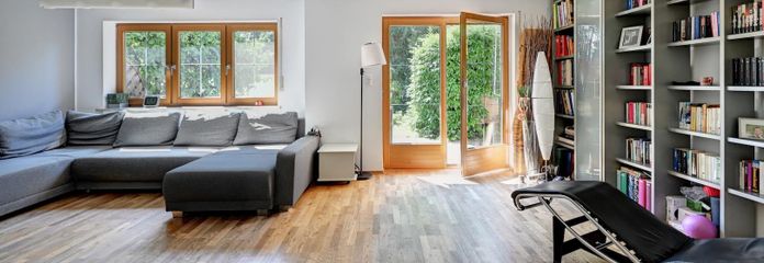 Maison mitoyenne en bout de rangée I entièrement rénovée en 1996 I 371 m² de terrain – Wohnzimmer