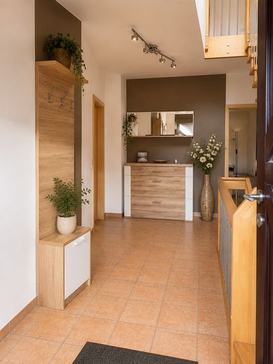 Einfamilienhaus mit Pool und großem Garten – Eingangsbereich
