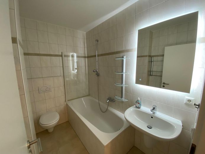 Investimento immobiliare lungimirante - Luminoso appartamento con 2 locali, balcone, ascensore e garage a Siegburg – Bad