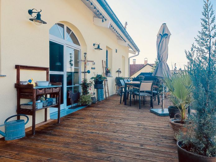 Stilvolles Landhaus mit vielseitig nutzbarer Werkstatt – Terrasse