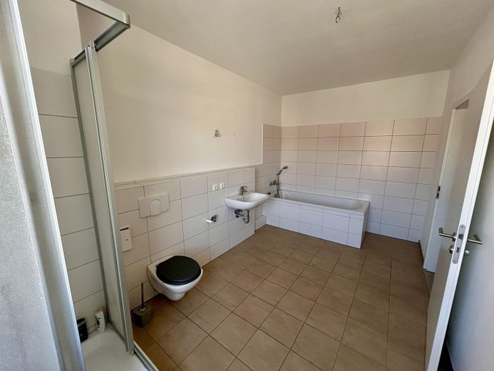 frisch renovierte Wohnung mit Wanne & Dusche & Stellplatz bei Bedarf – Bad