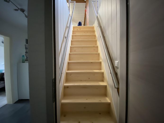 Einziehen, loskochen & wohlfühlen: Modernisiertes XL-Haus mit Traumküche, Komfort-Garage & Garten – Zugang_Dachgeschoss