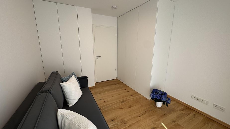 NEUWERTIGE VILLENWOHNUNG | SÜD/WEST | 2 BALKONE | GRÜNBLICK | EBK + MAẞ-EINBAUTEN + SMART HOME – Arbeits-, Gäste- Kinderzimmer
