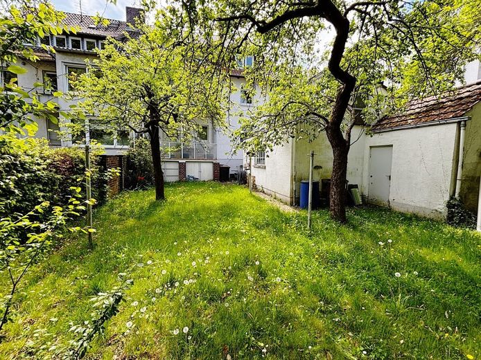 Erstbezug nach Sanierung: Helle 3-Zimmer-Wohnung mit Einbauküche &amp; Top-Dämmung - ideal für 1-2 Personen – Hausansicht Gartenseite