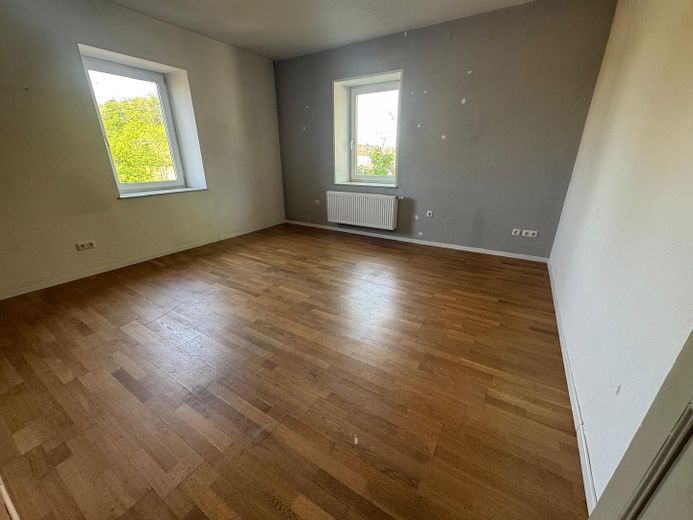 9-room two-family house on a 1080 m² plot, directly beside the railway tracks, 15 minutes by train to Munich – Zimmer 1. OG