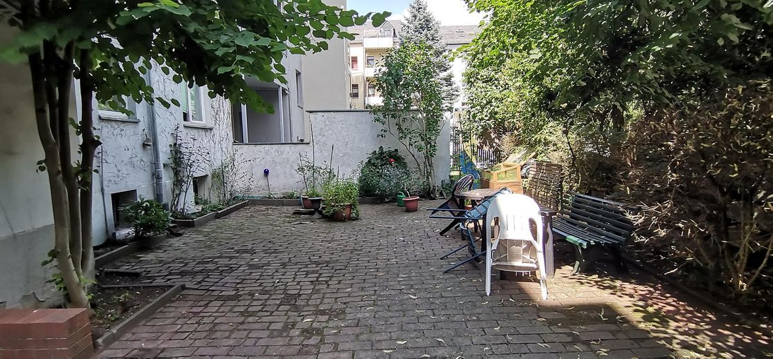 MFH Chemnitz-Kaßberg ca. 7%Rendite VOLLvermiet. WEG-aufget. Fernwärme lfd. instand geh. + Ausbaures. – Begrünter Innenhof rechts