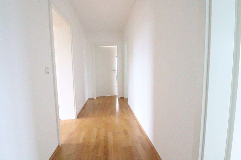 WRS Immobilien - Frisch renovierte 3 Zimmer Dachgeschosswohnung in Feldrandlage von Rockenberg – Flur - Bild 2