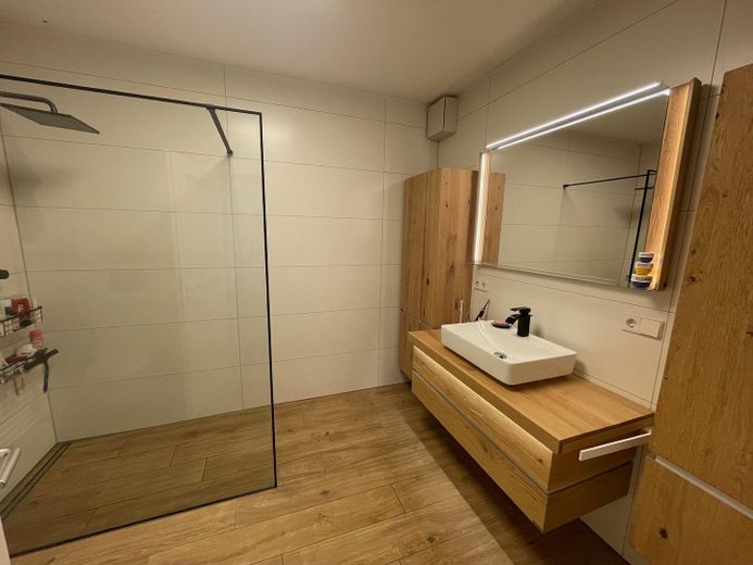 Mieszkaj jak we własnym domu | mieszkanie na parterze o powierzchni 105 m² z prywatnym ogrodem, ogrodem zimowym i garażem w Velpke – Bad