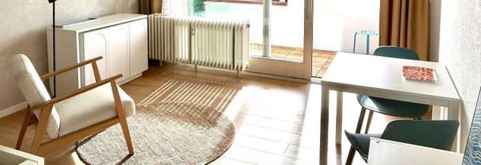Möbliertes Pendler Apartment mit Balkon und neuer Küche