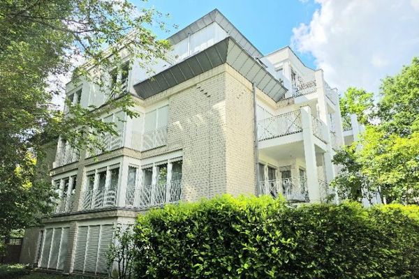 Чудово доглянута світла 2-кімнатна квартира у власності, адаптована для людей похилого віку, 3-й поверх, балкон, ліфт, тихе розташування, підземний гараж