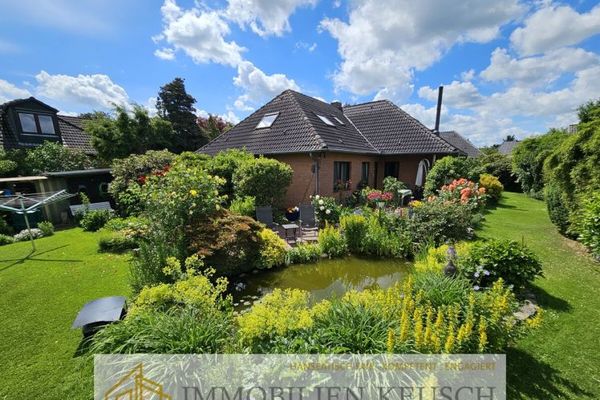 Very well-maintained, large and quiet single- to two-family house with dream garden and pond + garage