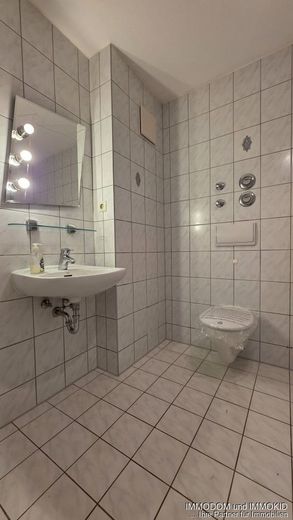 3-Zimmer-Dachgeschoss-Wohnung mit EINBAUKÜCHE in Zwickaus Nordvorstadt an KAPITALANLEGER zu verkaufen! – Bad