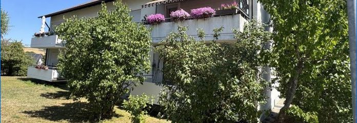 Сімейна 4-кімнатна квартира на 1-му поверсі з балконом у красивому й тихому місці на околиці населеного пункту!