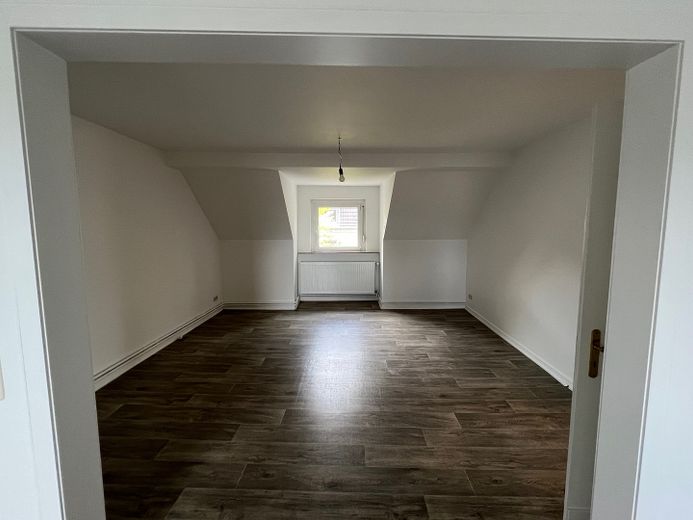 Elberfeld Hainstrasse Katernberg Appartamento mansardato bello e modernizzato – Wohnzimmer Strassenseite