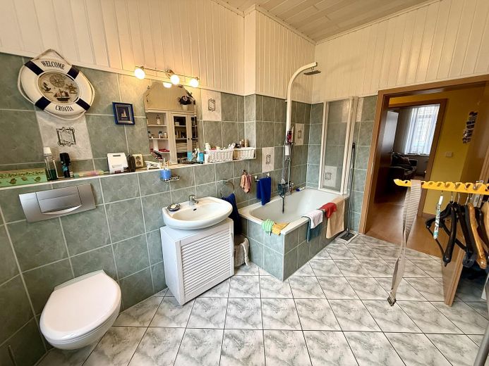 Bad mit Fenster und Badewanne