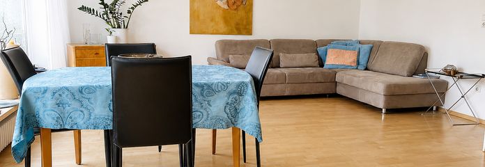 Großzügige Dachterrassenwohnung mit zusätzlichem Balkon in Haar – Wohnzimmer mit Esstisch