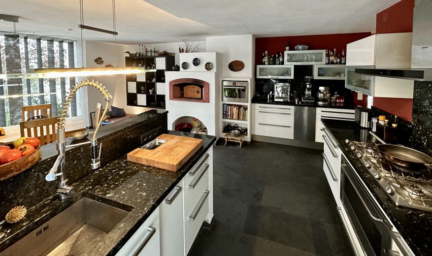 Einbauküche mit Granitplatte