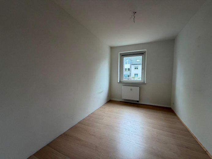 Helle 3 Zimmer Erdgeschoss Wohnung, frei ab 01.09.2026 – Zimmer 2 Blick Fenster
