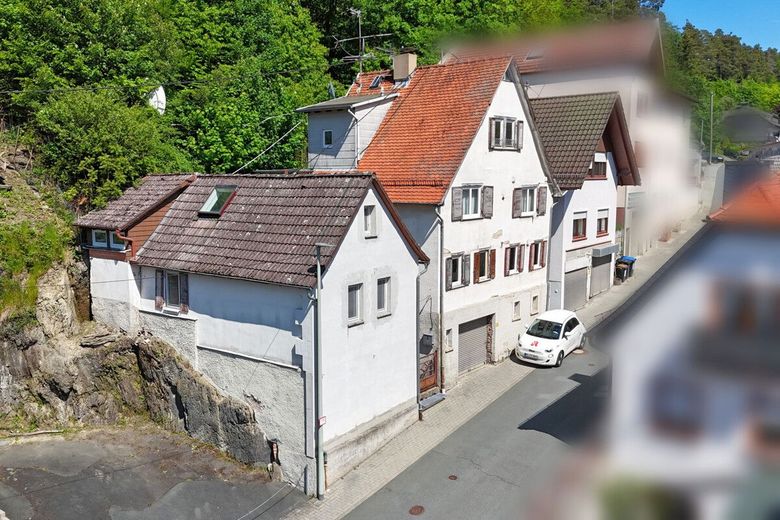 Ihr Deal: 3 Häuschen, 3 Garagen, bis zu 5 WE, davon nur 2 vermietet. HEIZUNG IST NEU! – 3 Häuser - 1 Grundstück
