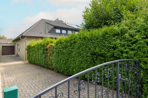 Charmante twee-onder-een-kapwoning in Osnabrück-Eversburg: ligging aan een doodlopende straat, open haard en garage