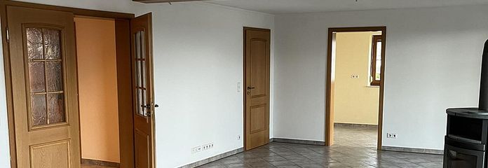 Spazio abitativo per tutti - 5 locali, 170 m², 2 bagni, stufa svedese, balcone, vista – Wohn u. Essbereich mit Ofen