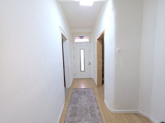 ++ SOLIDES EINFAMILIENHAUS + VIELE MODERNISIERUNGEN + ÜBERDACHTE TERRASSE IN GUTER LAGE!! ++ – EINGANGSBEREICH