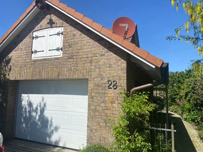 Landhaus "Rose Garden" direkt vor Sylt zu verkaufen! – Garage am Haus