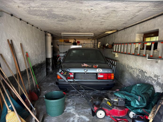 Ek yapılaşma imkânına sahip geniş arsada villa tarzı müstakil ev – Garage mit Kellerraum