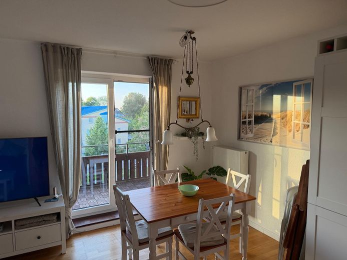 Schöne Ferienwohnung / Eigentumswohnung am Pönitzer See (Nähe Scharbeutz) – Essecke mit Zugang zum Balkon