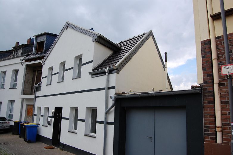 Straßenansicht und Garage